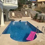 Royal فيلة ألانيا